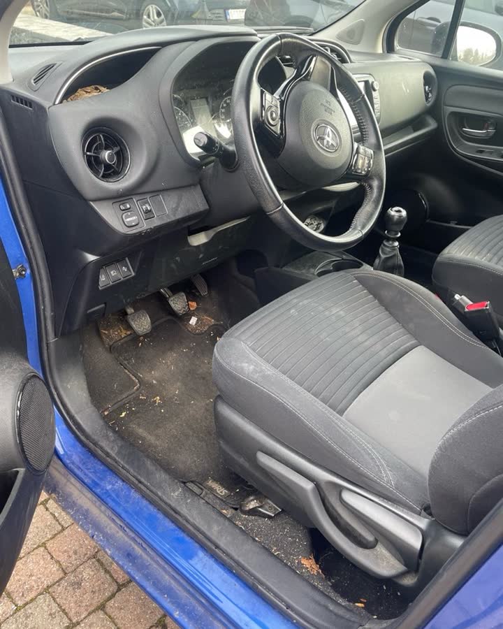 Habitacle avant très sale, avant le nettoyage